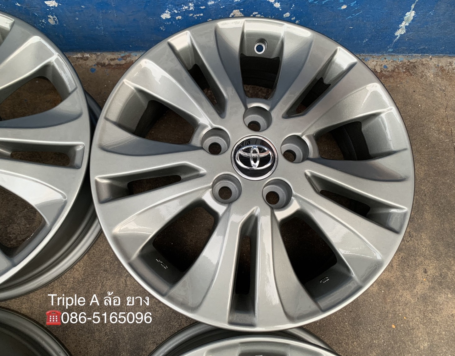 ล้อแม็ก Toyota Revo ขอบ 16 สีเทา สวยกริ๊บ ใส่กับ Revo ,Vigo 5รู114 ได้เลย ล้อแม็ก Toyota Revo ขอบ 16 สีเทา สวยกริ๊บ ใส่กับ Revo ,Vigo 5รู114 ได้เลย