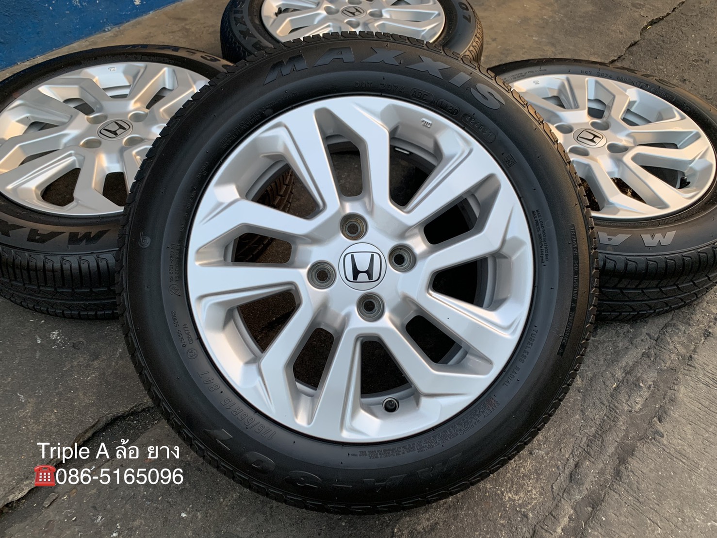 ล้อแม็ก Honda Jazz ตัวรองท็อป ขอบ 15 พร้อมยางป้ายแดง 175-65-15 Maxxis ปี 20 สวยๆ ล้อแม็ก Honda Jazz ตัวรองท็อป ขอบ 15 พร้อมยางป้ายแดง 175-65-15 Maxxis ปี 20 สวยๆ