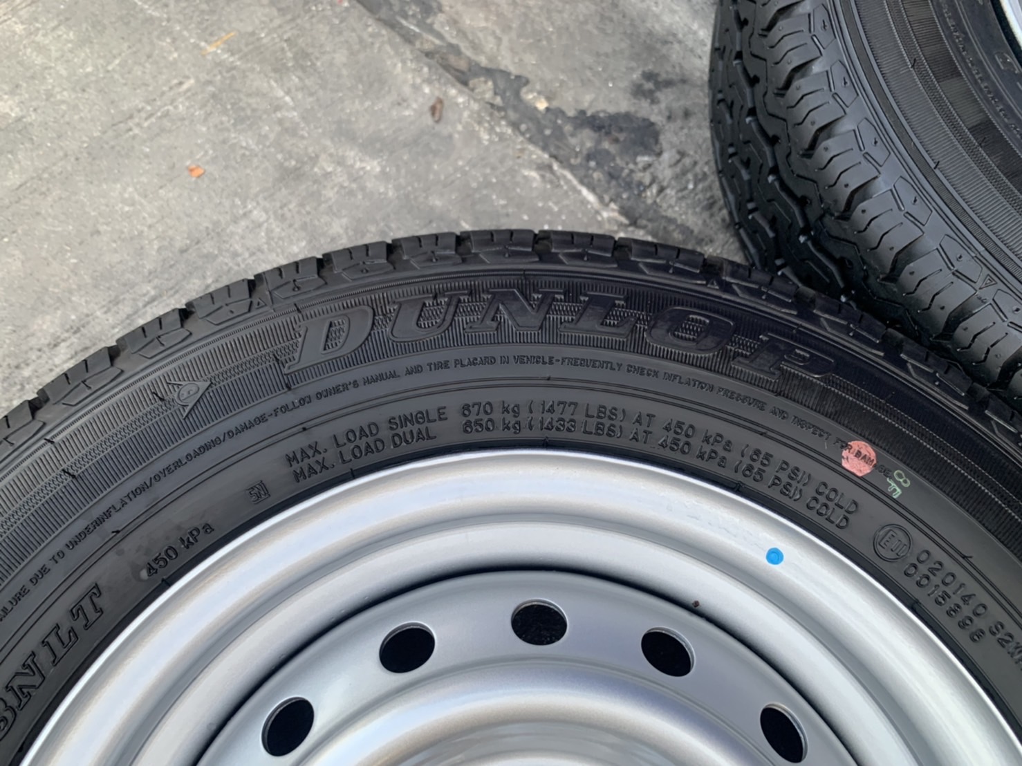 ล้อกระทะป้ายแดง 5รู114 Suzuki Carry ขอบ 13 พร้อมยางป้ายแดง 165-80-13 Dunlop ปลายปี 21