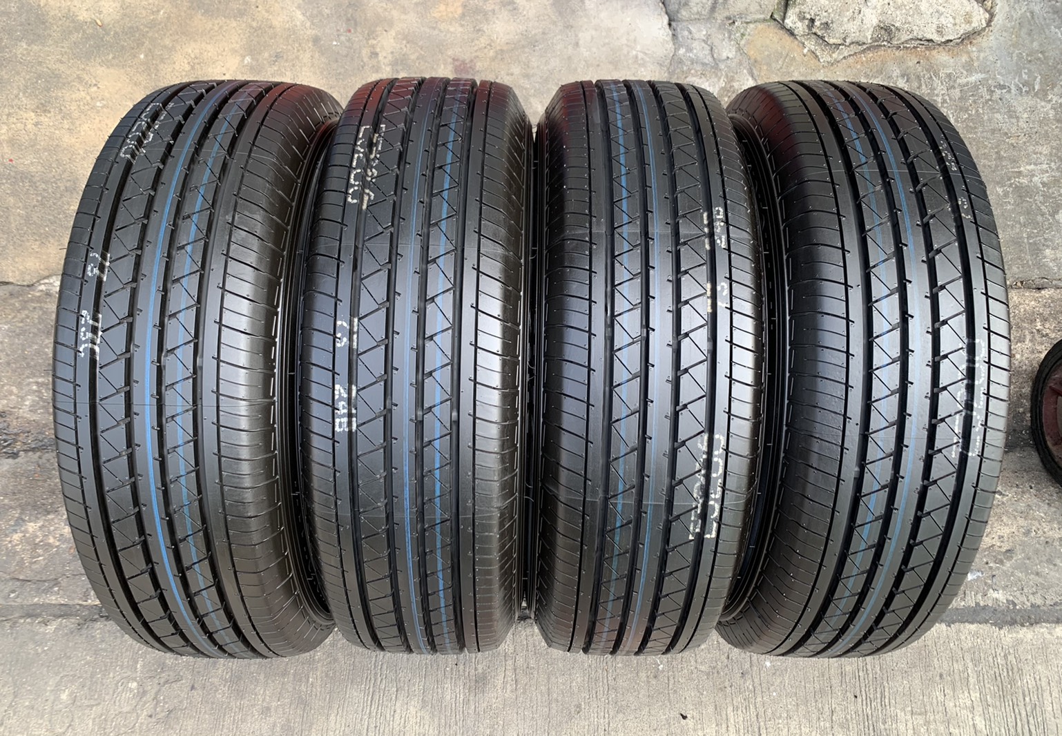 ล้อแม็ก 5รู114 Toyota Vigo Revo ขอบ 15 สีเทากัน พร้อมยางใหม่ป้ายแดง 205-70-15 Yokohama ปี 20 สวยกริ๊