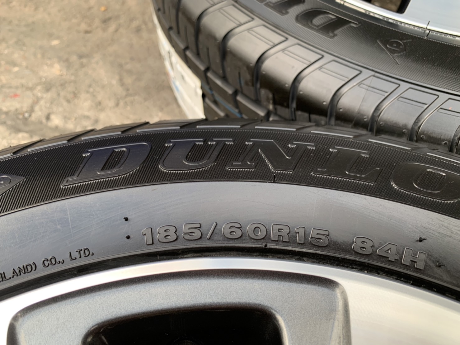 ล้อแม็กป้ายแดง Toyota Yaris Ativ ขอบ 15 สีเทาหน้าเงา พร้อมยางใหม่ 185-60-15 Dunlop ปี 21