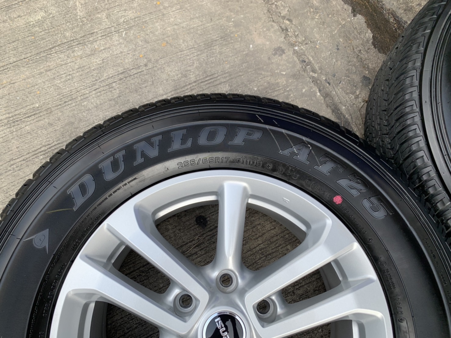 ล้อแม็กป้ายแดง ISUZU MU-X รุ่นใหม่ล่าสุด ขอบ 17 พร้อมยางป้ายแดง 255-65-17 Dunlop ปี 21 ล้อแม็กป้ายแดง ISUZU MU-X รุ่นใหม่ล่าสุด ขอบ 17 พร้อมยางป้ายแดง 255-65-17 Dunlop ปี 21