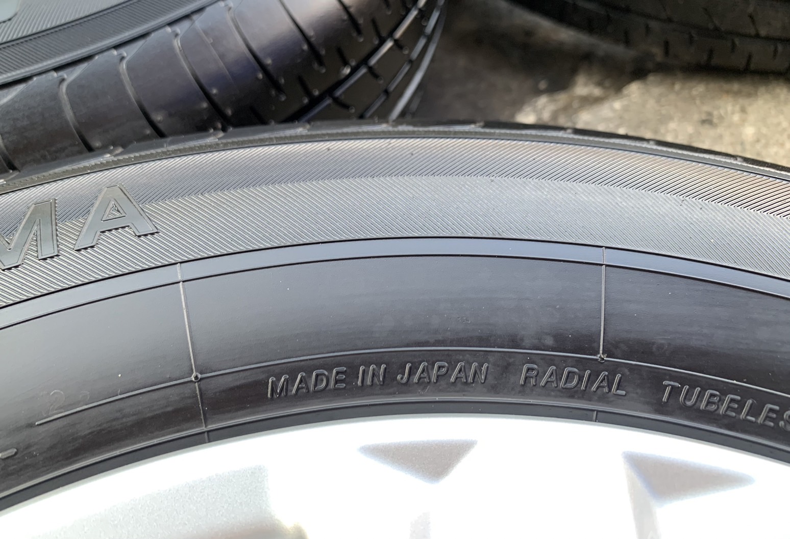 ล้อแม็กป้ายแดง 5รู114 Toyota Alphard ขอบ 16 พร้อมยางป้ายแดง 215-65-16 Yokohama ปี 19