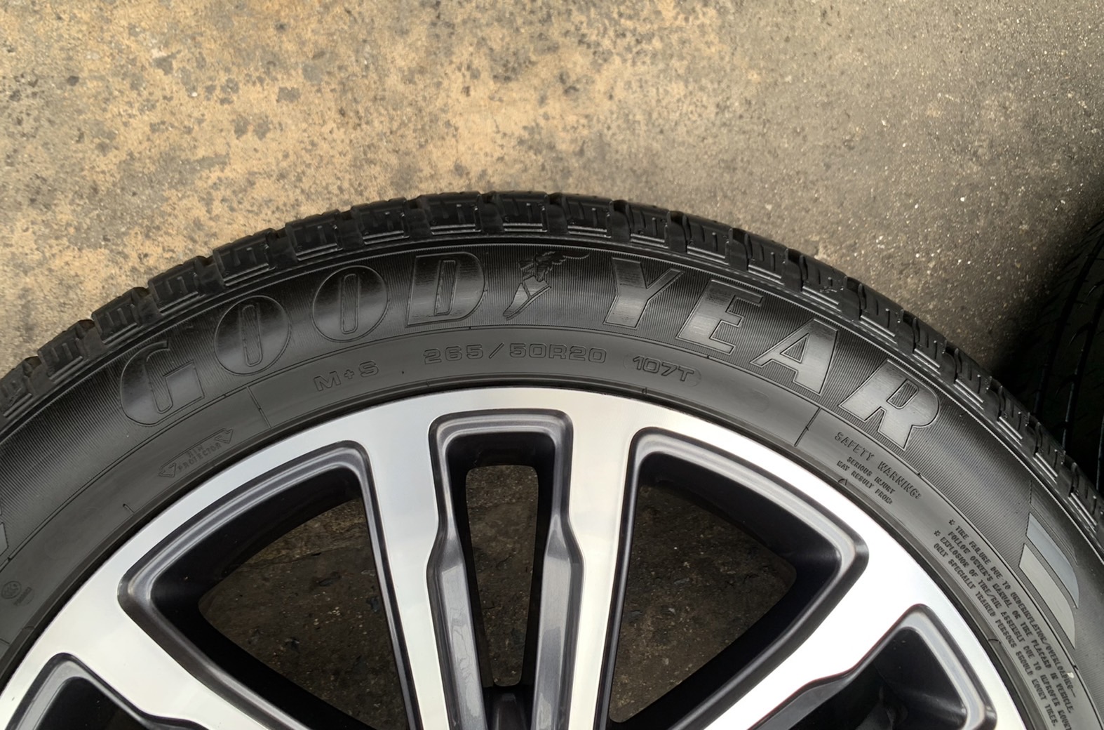 ล้อแม็ก Ford Everest ขอบ 20 เทาหน้าเงา พร้อมยาง 265-50-20 GoodYear สภาพสวย ล้อแม็ก Ford Everest ขอบ 20 เทาหน้าเงา พร้อมยาง 265-50-20 GoodYear สภาพสวย
