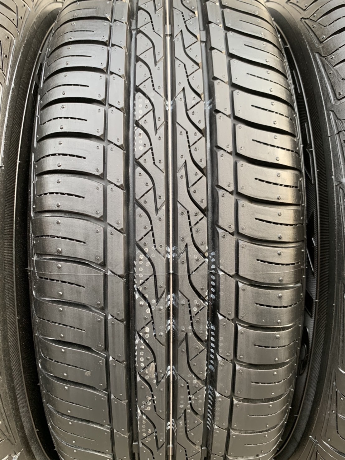 ล้อแม็กป้ายแดง Toyota Yaris Ativ ขอบ 15 สีเทาหน้าเงา พร้อมยางใหม่ป้ายแดง 185-60-15 Maxxis ปี 21 สวยก