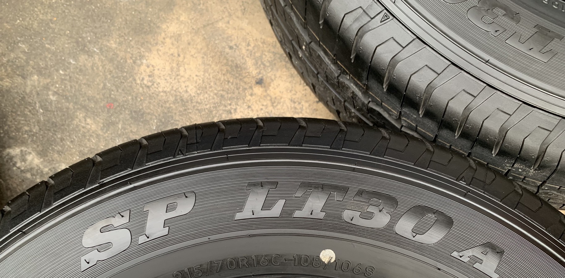 ยางใหม่ป้ายแดง 215-70-16 Dunlop ปี 20 ใหม่กริ๊บๆ ยางใหม่ป้ายแดง 215-70-16 Dunlop ปี 20 ใหม่กริ๊บๆ