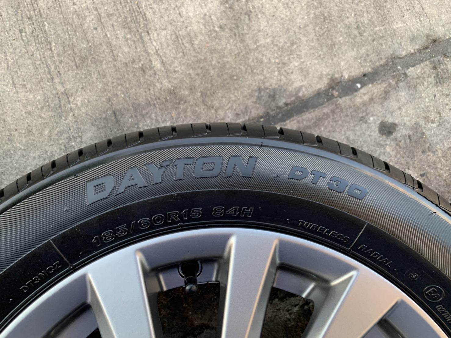 ล้อแม็ก Mitsu Attrage ขอบ 15 สีเทา พร้อมยางใหม่ 185-60-15 DAYTON ปลายปี 21 ล้อแม็ก Mitsu Attrage ขอบ 15 สีเทา พร้อมยางใหม่ 185-60-15 DAYTON ปลายปี 21