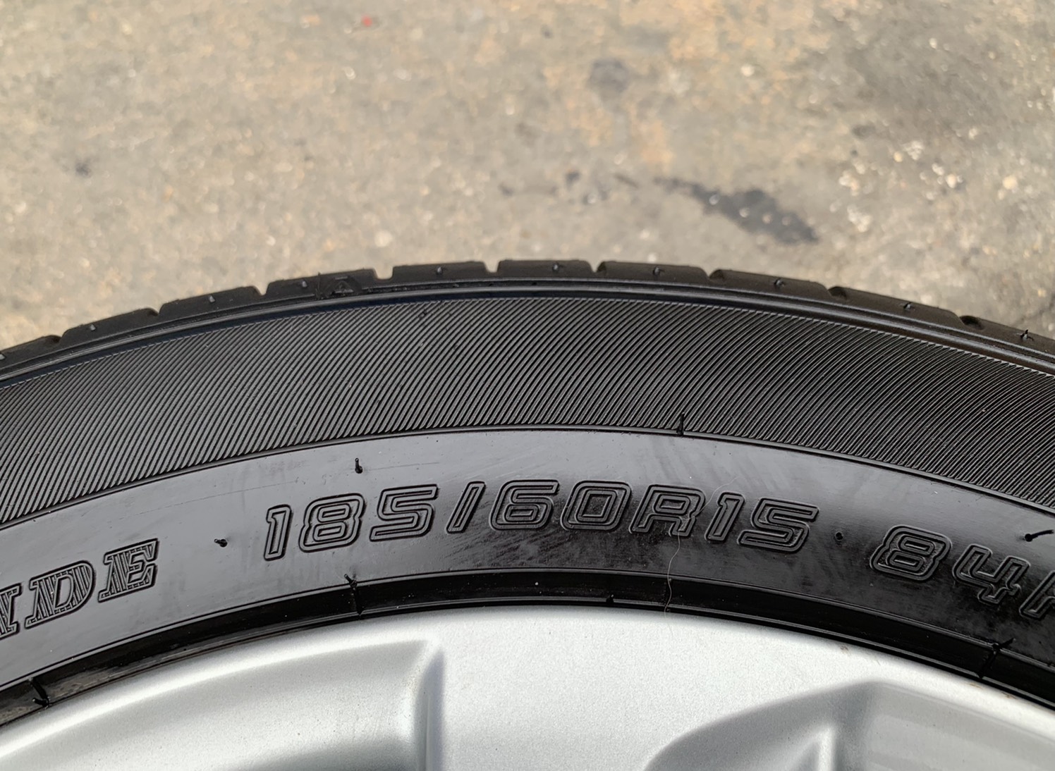 ล้อแม็ก Toyota Vios 8 ก้าน ขอบ 15 พร้อมยางน้องๆป้ายแดง 185-60-15 Dunlop ปี 20 สวยๆ ล้อแม็ก Toyota Vios 8 ก้าน ขอบ 15 พร้อมยางน้องๆป้ายแดง 185-60-15 Dunlop ปี 20 สวยๆ