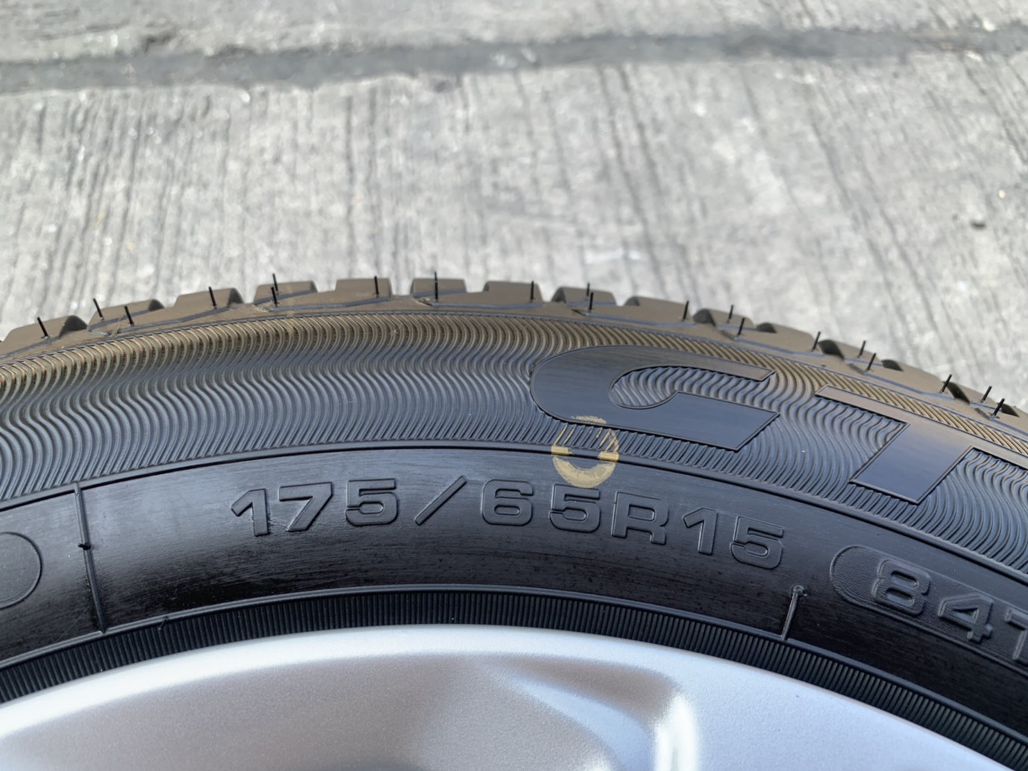 ล้อแม็กป้ายแดง Honda New Jazz ตัวรองท็อป ขอบ 15 พร้อมยางป้ายแดง 175-65-15 GoodYear ปลายปี 20 กริ๊บๆ ล้อแม็กป้ายแดง Honda New Jazz ตัวรองท็อป ขอบ 15 พร้อมยางป้ายแดง 175-65-15 GoodYear ปลายปี 20 กริ๊บๆ