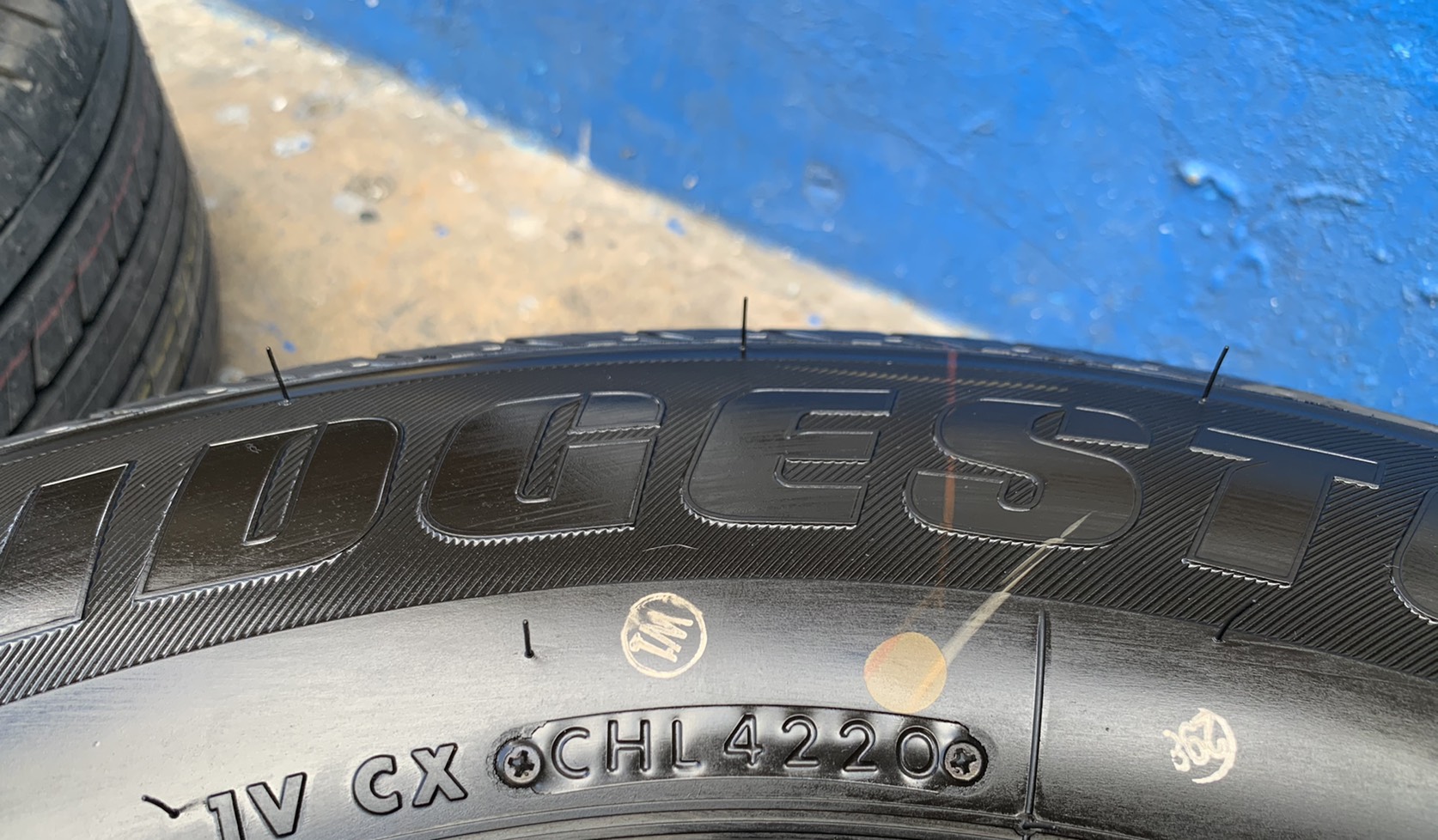 ยางใหม่ป้ายแดง 215-70-16 Bridgestone ปลายปี 20 ใหม่กริ๊บๆ เหมาะสำหรับ รถกระบะตัวเตี้ยทุกรุ่น