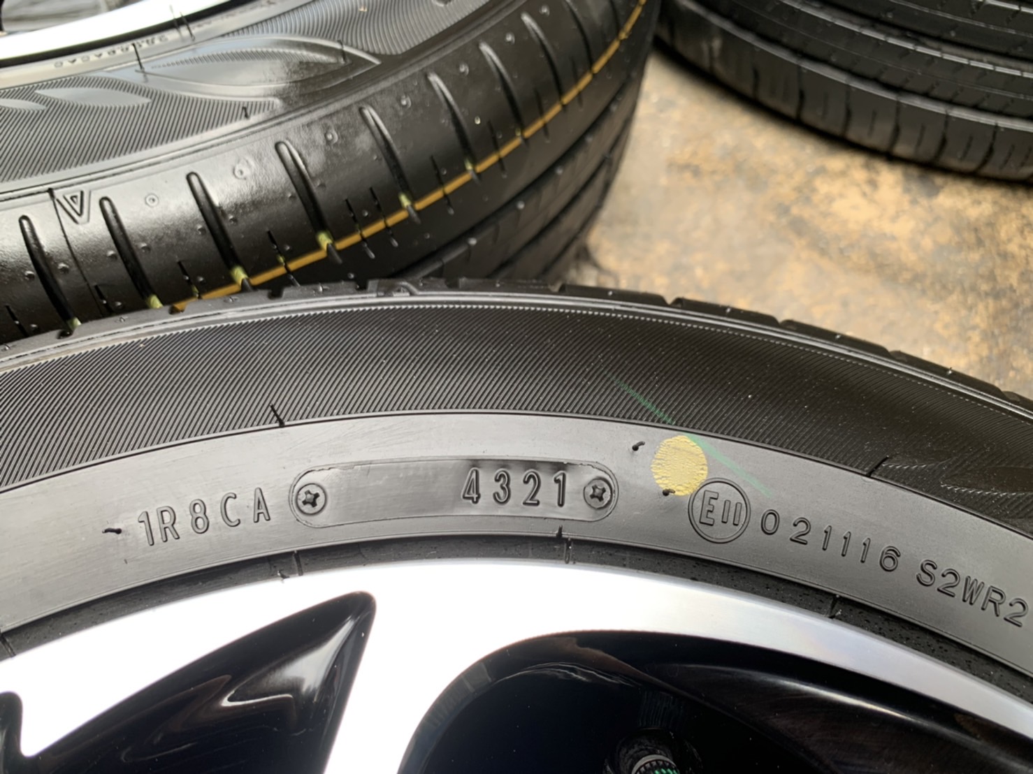 ล้อแม็กป้ายแดง Toyota Yaris Sport รุ่นใหม่ล่าสุด ขอบ 15 สีดำหน้าเงา พร้อมยางใหม่ป้ายแดง 185-60-15 Dunlop ปลายปี 21 ใหม่ยกห้าง ถอดจากโชว์รูม ล้อแม็กป้ายแดง Toyota Yaris Sport รุ่นใหม่ล่าสุด ขอบ 15 สีดำหน้าเงา พร้อมยางใหม่ป้ายแดง 185-60-15 Dunlop ปลายปี 21 ใหม่ยกห้าง ถอดจากโชว์รูม