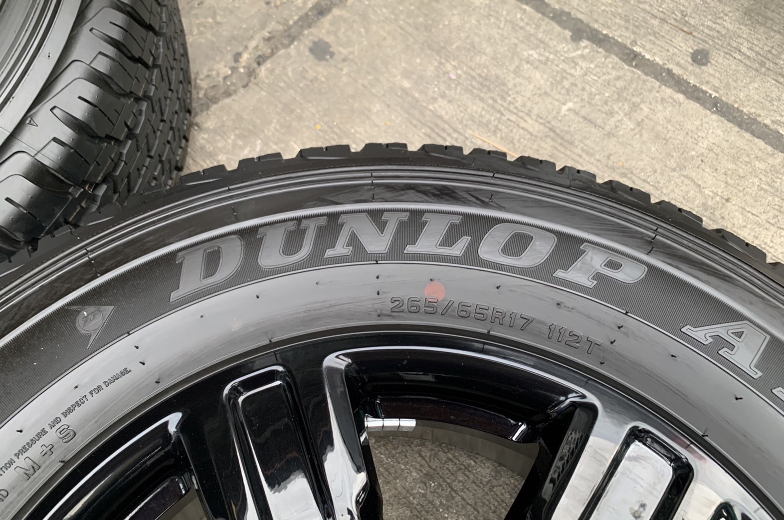 ล้อแม็กป้ายแดง Ford Ranger XLT ขอบ 17 สีดำแท้ พร้อมยางใหม่ป้ายแดง 265-65-17 Dunlop ปี 21 ใหม่ยกห้าง ล้อแม็กป้ายแดง Ford Ranger XLT ขอบ 17 สีดำแท้ พร้อมยางใหม่ป้ายแดง 265-65-17 Dunlop ปี 21 ใหม่ยกห้าง