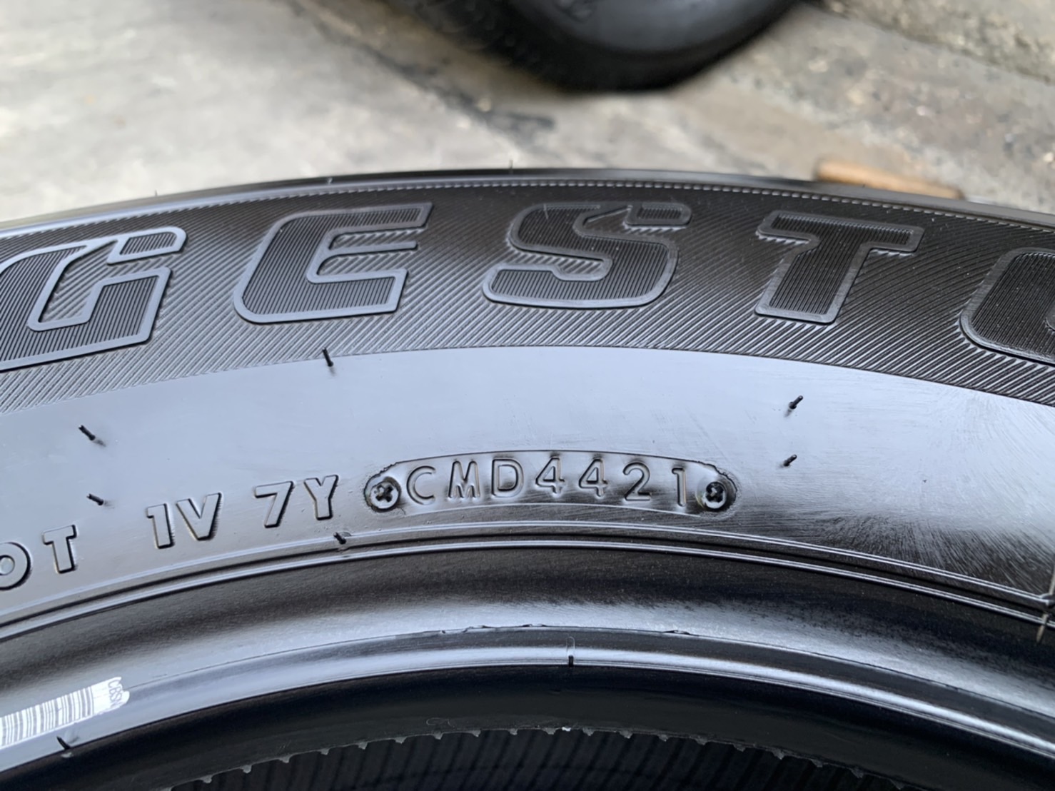 ยางใหม่ป้ายแดง 265-65-17 Bridgestone ปลายปี 21 ใหม่ยกห้าง ถอดจากโชว์รูม ยางใหม่ป้ายแดง 265-65-17 Bridgestone ปลายปี 21 ใหม่ยกห้าง ถอดจากโชว์รูม