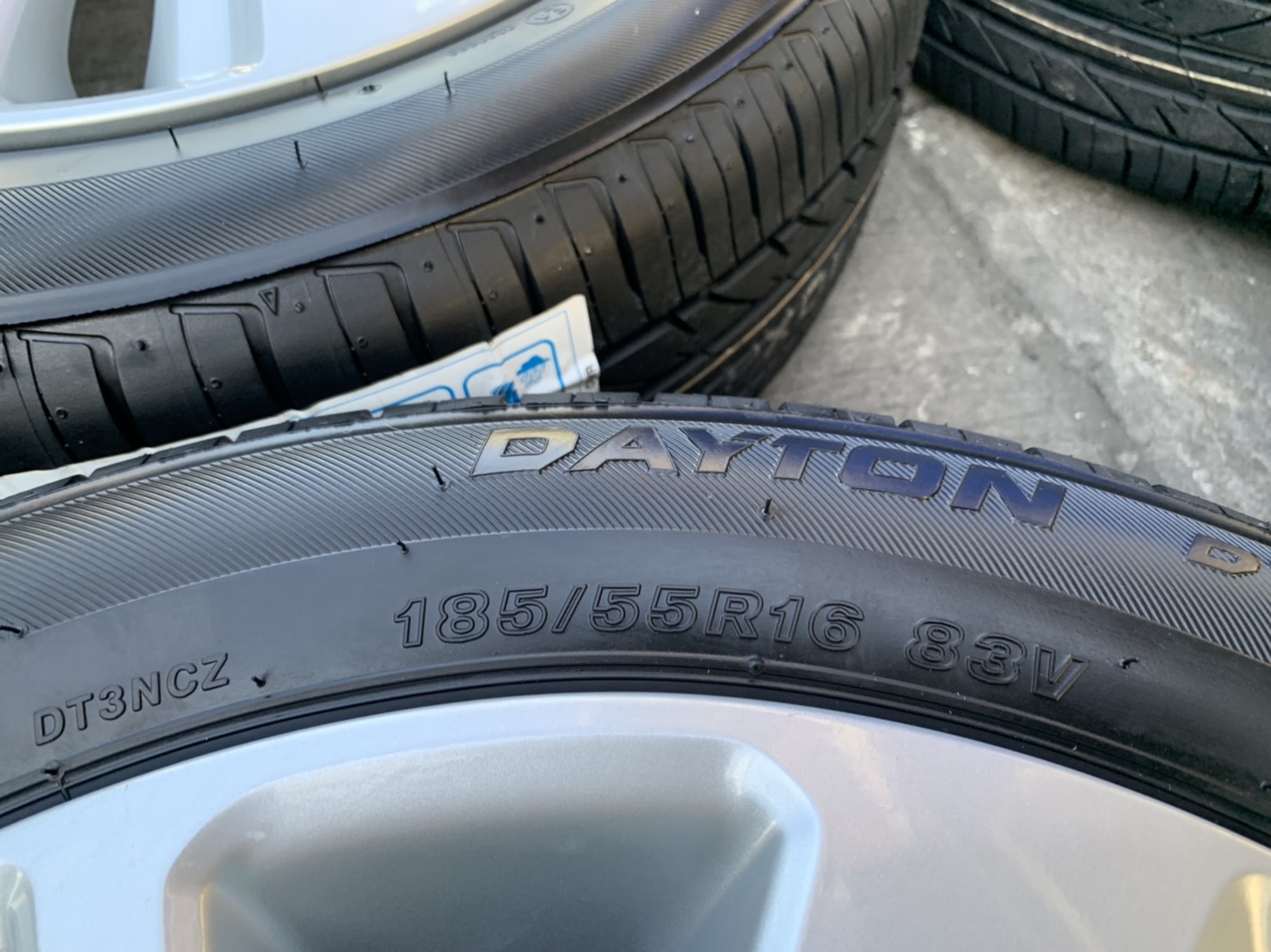 ล้อแม็กป้ายแดง Suzuki Swift รุ่นใหม่ ขอบ16 พร้อมยางใหม่ 185-55-16 DAYTON ปี 21 สวยกริ๊บๆ ล้อแม็กป้ายแดง Suzuki Swift รุ่นใหม่ ขอบ16 พร้อมยางใหม่ 185-55-16 DAYTON ปี 21 สวยกริ๊บๆ