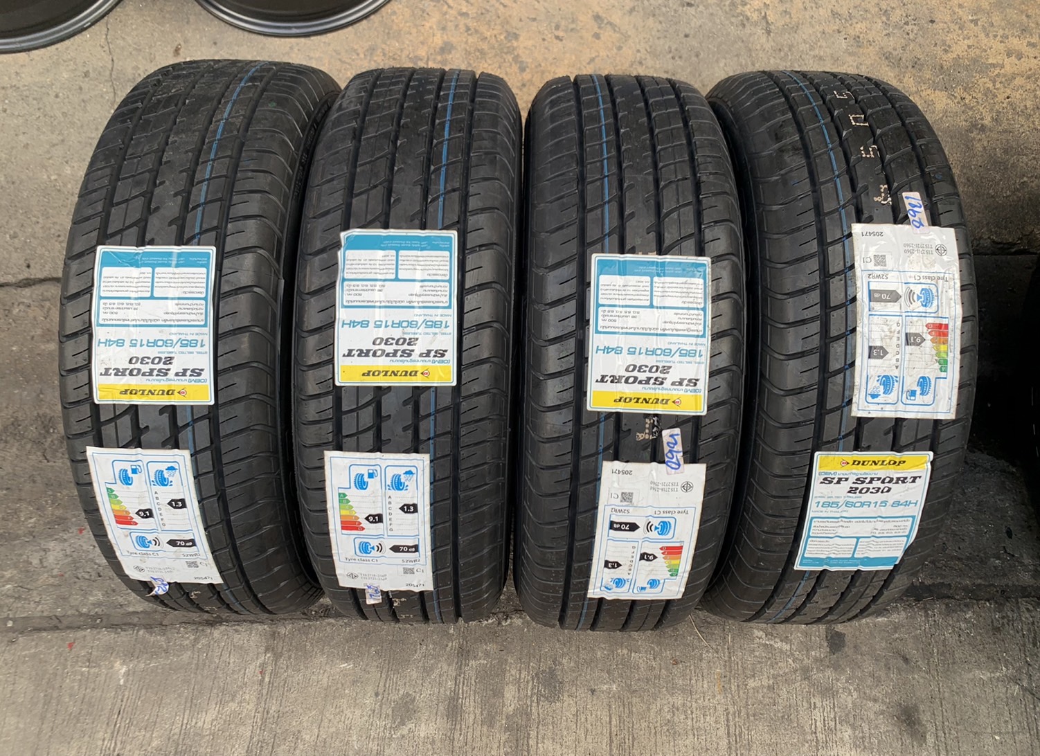 ล้อแม็กป้ายแดง Toyota Yaris Ativ ขอบ 15 สีเทาหน้าเงา พร้อมยางใหม่ 185-60-15 Dunlop ปี 21
