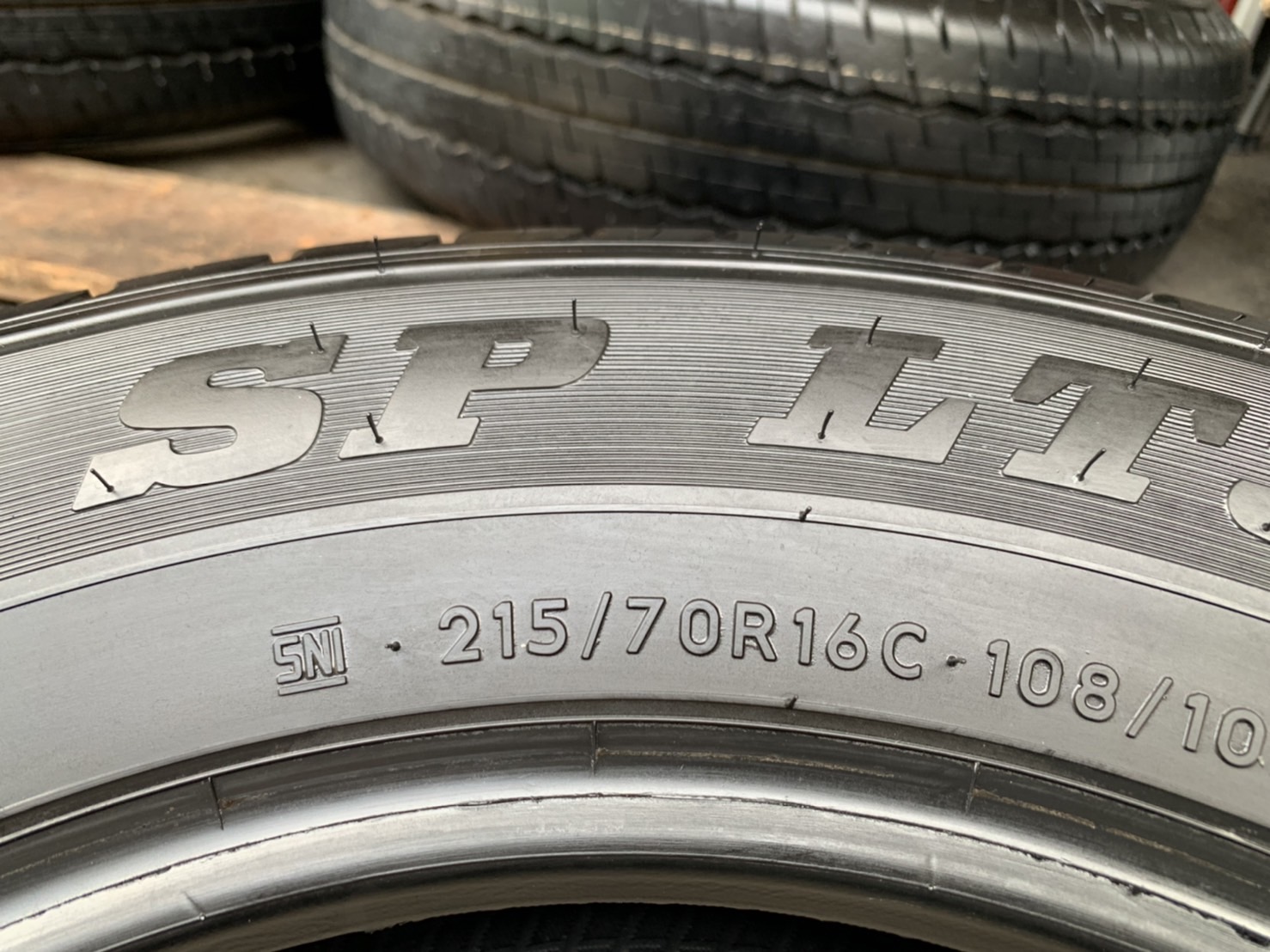 ยางป้ายแดง 215-70-16 Dunlop ปี 21 สวยกริ๊บๆ เหมาะสำหรับ รถกระบะตัวเตี้ย ทุกรุ่น