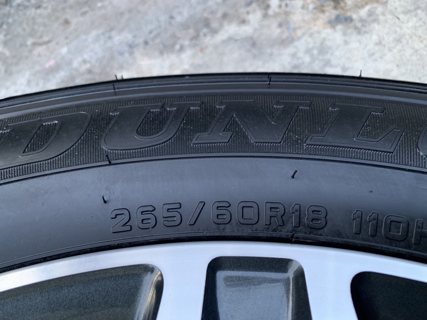 ล้อแม็กป้ายแดง Toyota Fortuner ขอบ 18 ดำหน้าเงา พร้อมยางป้ายแดง 265-60-18 Dunlop ปี 20 สวยกริ๊บ ล้อแม็กป้ายแดง Toyota Fortuner ขอบ 18 ดำหน้าเงา พร้อมยางป้ายแดง 265-60-18 Dunlop ปี 20 สวยกริ๊บ
