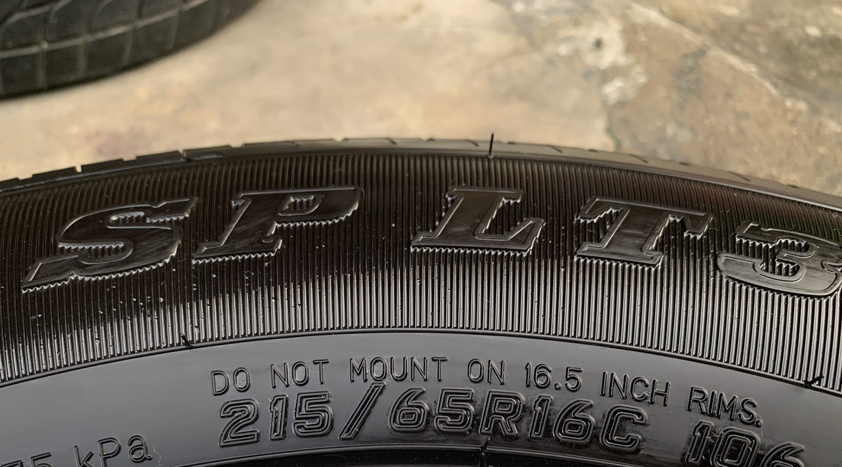 ยางป้ายแดง 215-65-16 Dunlop ปลายปี 20 สวยกริ๊บ เหมาะสำหรับ รถกระบะตัวเตี้ยทุกรุ่น ยางป้ายแดง 215-65-16 Dunlop ปลายปี 20 สวยกริ๊บ เหมาะสำหรับ รถกระบะตัวเตี้ยทุกรุ่น