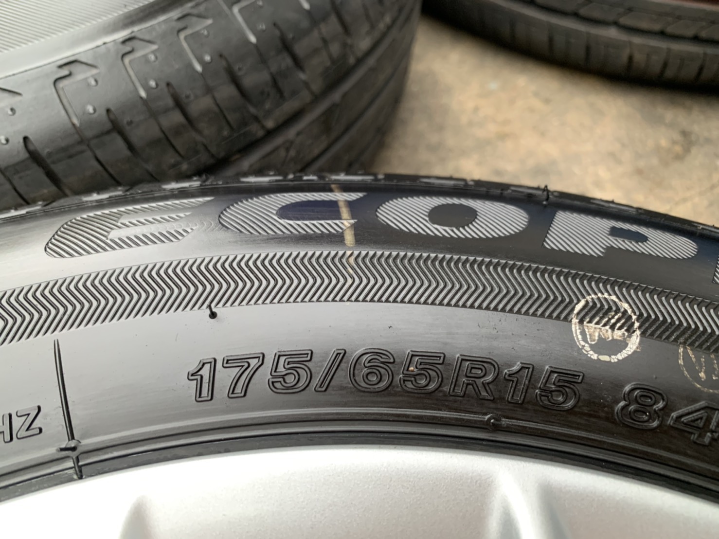 ล้อแม็กป้ายแดง Nissan Note ขอบ 15 พร้อมยางใหม่ป้ายแดง 175-65-15 Bridgestone ใหม่กริ๊บๆ ล้อแม็กป้ายแดง Nissan Note ขอบ 15 พร้อมยางใหม่ป้ายแดง 175-65-15 Bridgestone ใหม่กริ๊บๆ