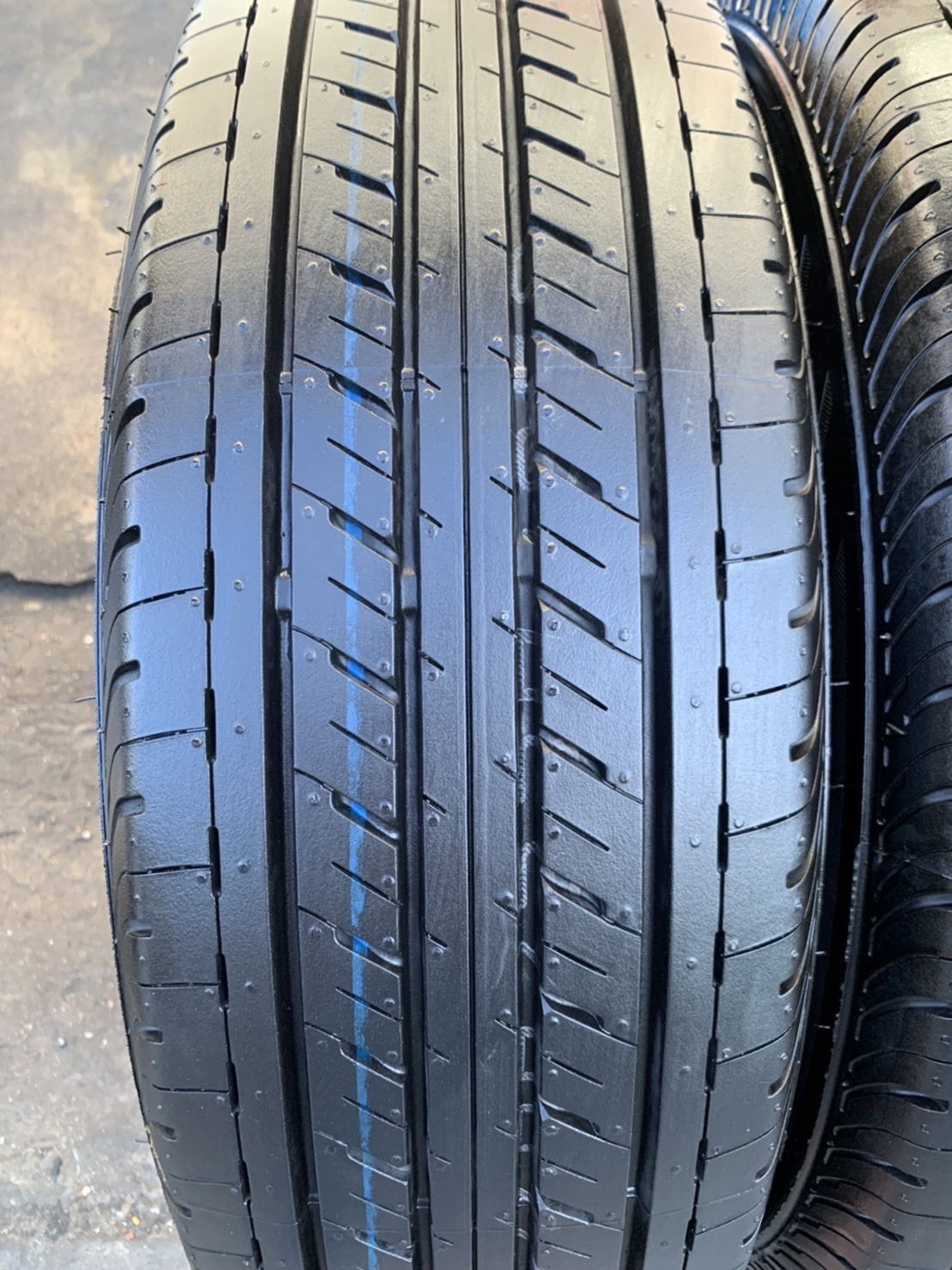 ยางป้ายแดง 215-65-16 Bridgestone ปี 21 ใหม่กริ๊บๆ เหมาะสำหรับ รถกระบะตัวเตี้ย ทุกรุ่น