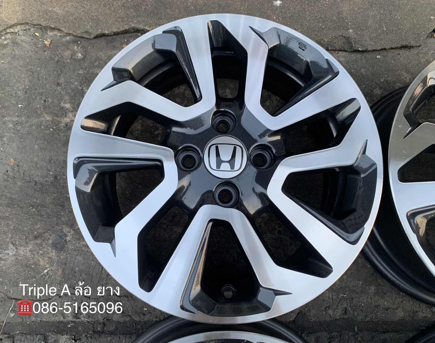 ล้อแม็ก Honda Jazz ตัวรองท็อป ขอบ 15 สีเทาปัดหน้าเงา สวยกริ๊บ ล้อแม็ก Honda Jazz ตัวรองท็อป ขอบ 15 สีเทาปัดหน้าเงา สวยกริ๊บ