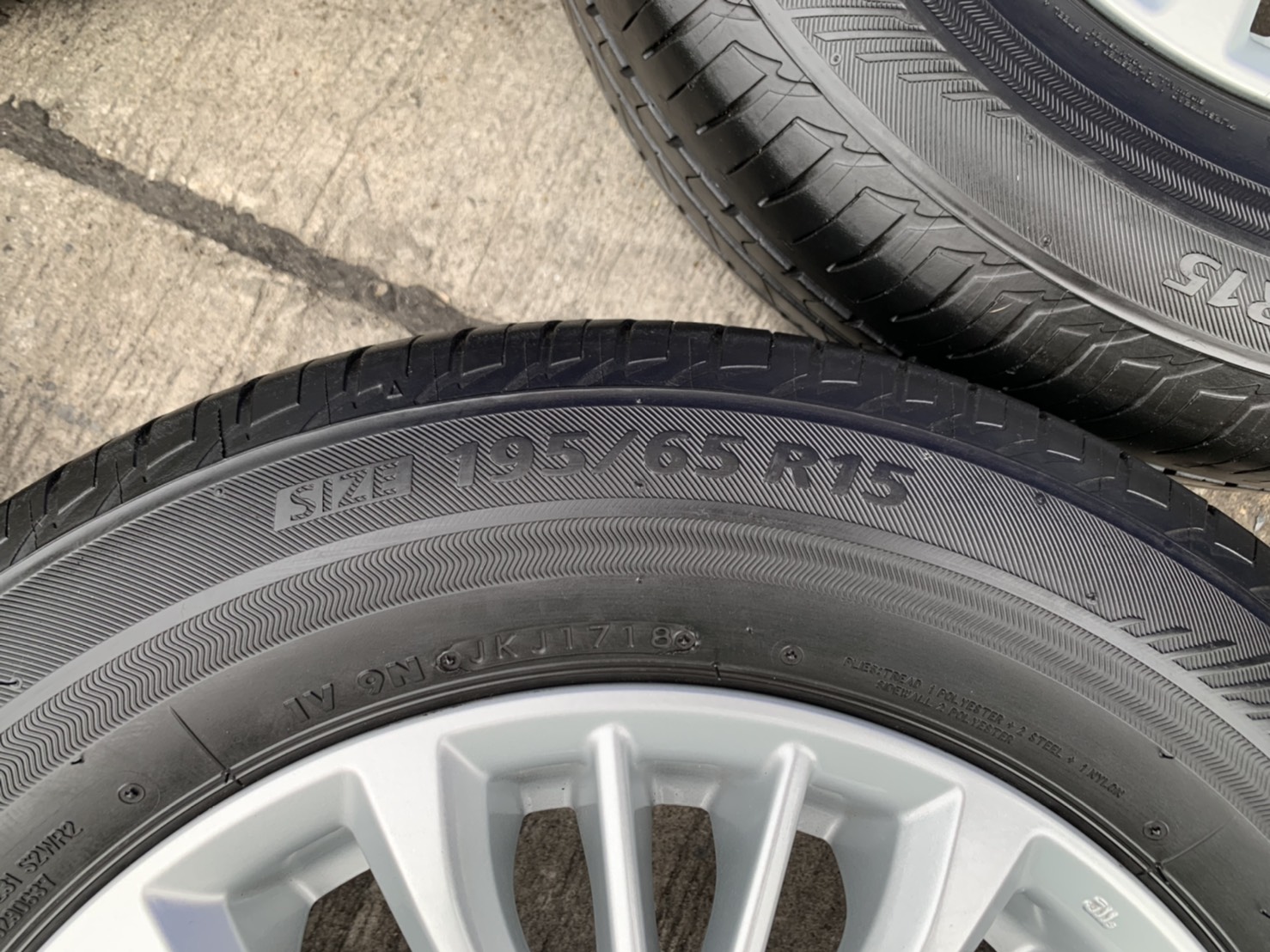 ล้อแม็กป้ายแดง 5รู114 Suzuki Ertiga ขอบ 15 พร้อมยาง 195-65-15 Bridgestone ปลายปี17 ล้อแม็กป้ายแดง 5รู114 Suzuki Ertiga ขอบ 15 พร้อมยาง 195-65-15 Bridgestone ปลายปี17