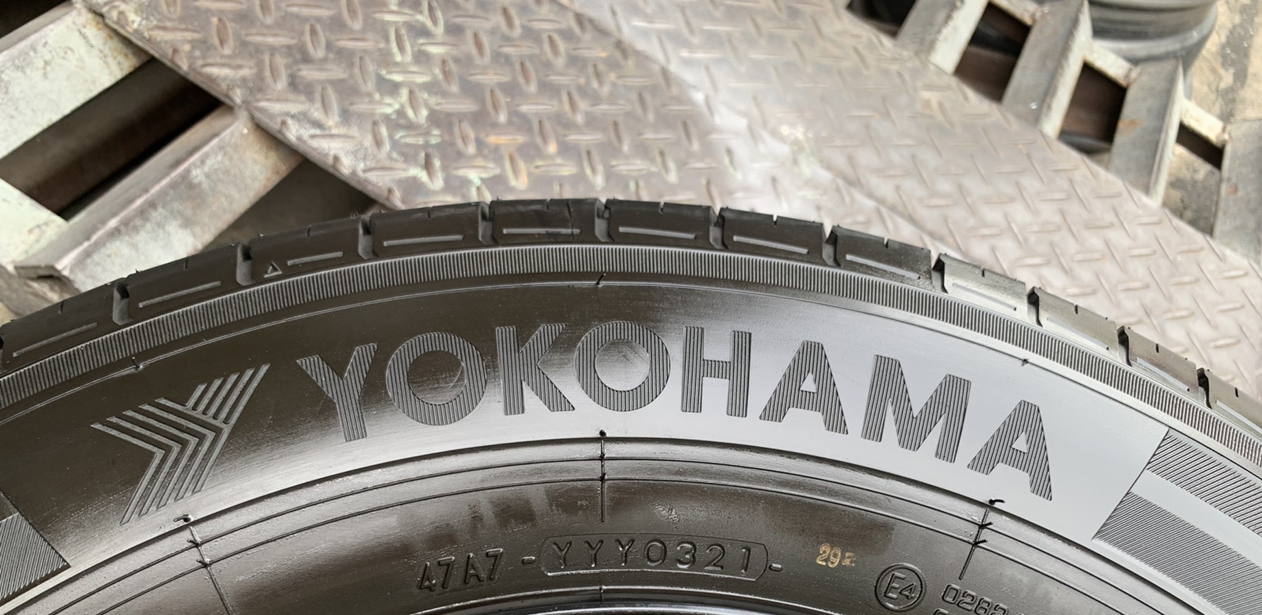 ยางป้ายแดง 235-65-16 Yokohama ปี 21 สวยๆ ยางป้ายแดง 235-65-16 Yokohama ปี 21 สวยๆ