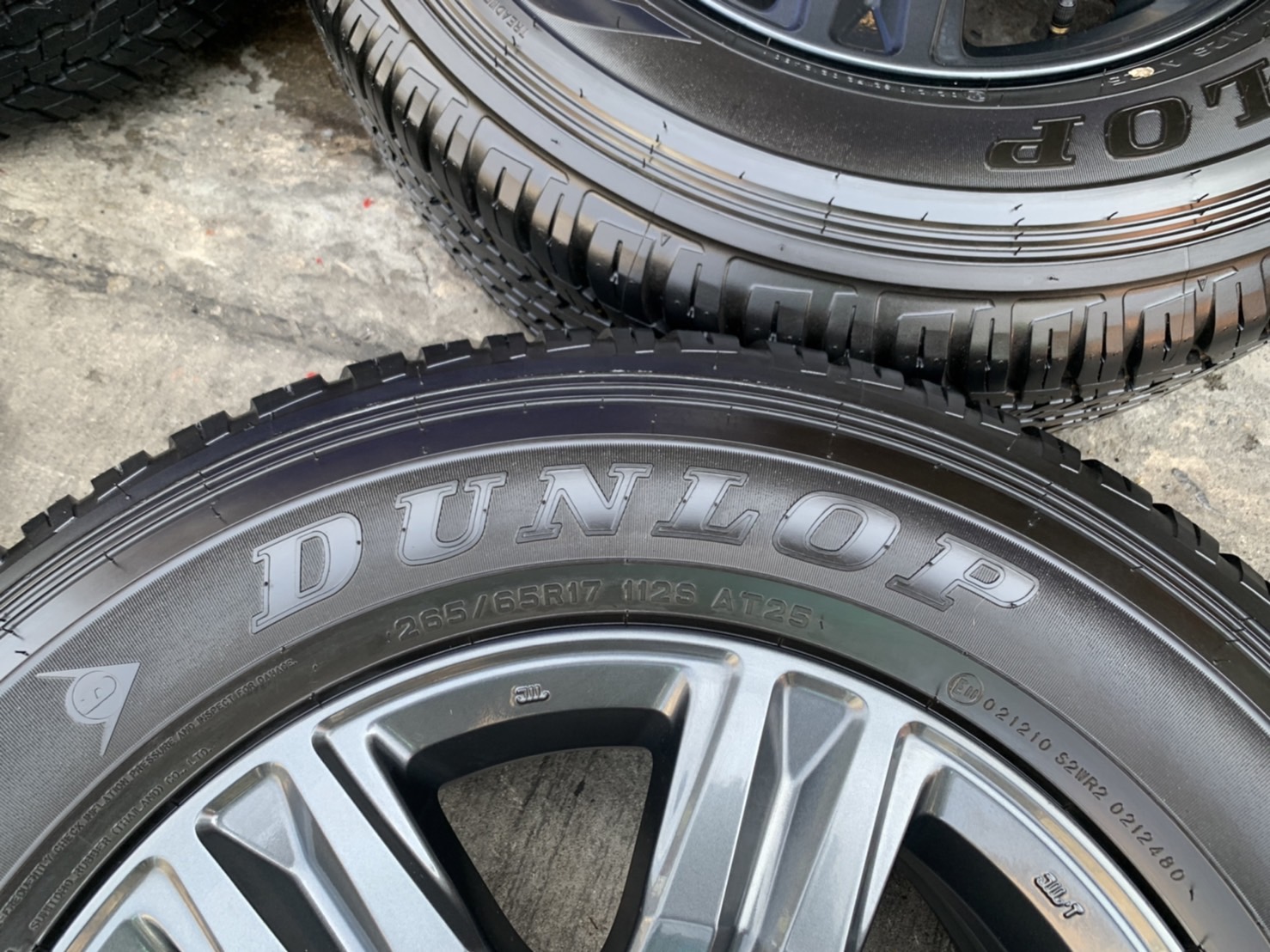 ล้อแม็กป้ายแดง Toyota Revo รุ่นใหม่ล่าสุด ขอบ 17 พร้อมยางใหม่ป้ายแดง 265-65-17 Dunlop ปี 21 ล้อแม็กป้ายแดง Toyota Revo รุ่นใหม่ล่าสุด ขอบ 17 พร้อมยางใหม่ป้ายแดง 265-65-17 Dunlop ปี 21