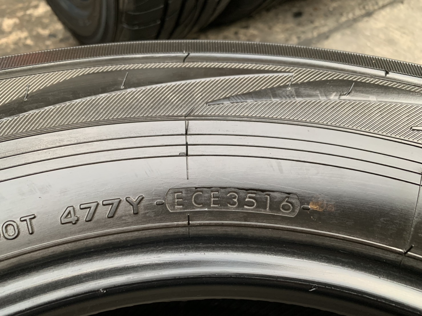 ยาง 265-65-17 Yokohama ปลายปี 16 สภาพสวย ดอกยางเต็มๆทุกเส้น ยาง 265-65-17 Yokohama ปลายปี 16 สภาพสวย ดอกยางเต็มๆทุกเส้น