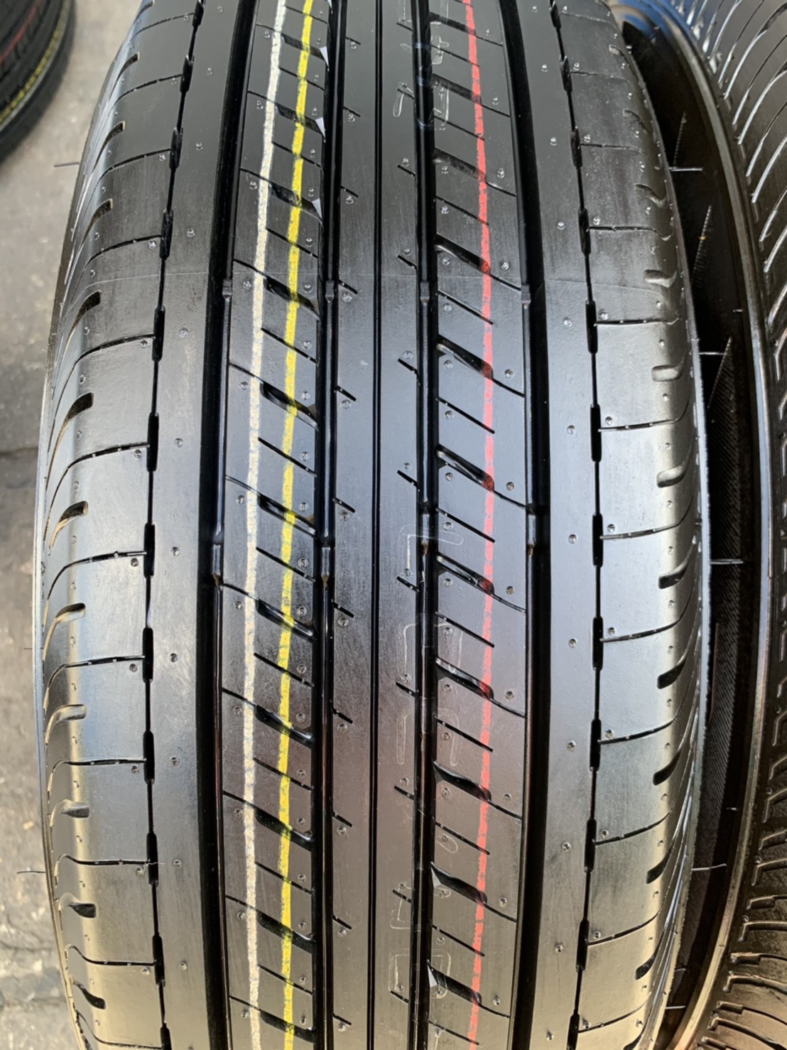 ยางใหม่ป้ายแดง 215-70-16 Bridgestone ปลายปี 20 ใหม่กริ๊บๆ เหมาะสำหรับ รถกระบะตัวเตี้ยทุกรุ่น
