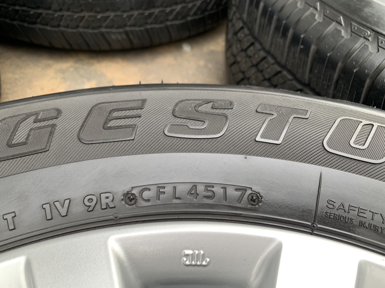 ล้อแม็ก Mitsu Pajero ก้านวาย ขอบ 17 พร้อมยาง 245-65-17 Bridgestone ปลายปี 17 ล้อแม็ก Mitsu Pajero ก้านวาย ขอบ 17 พร้อมยาง 245-65-17 Bridgestone ปลายปี 17