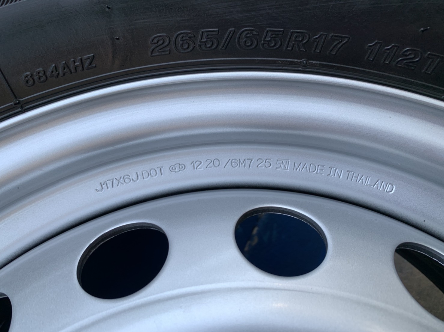ล้ออะไหล่ 6รู139 ขอบ 17 สีบอร์น แถมยาง 265-65-17 Bridgestone ปี 13 ล้ออะไหล่ 6รู139 ขอบ 17 สีบอร์น แถมยาง 265-65-17 Bridgestone ปี 13