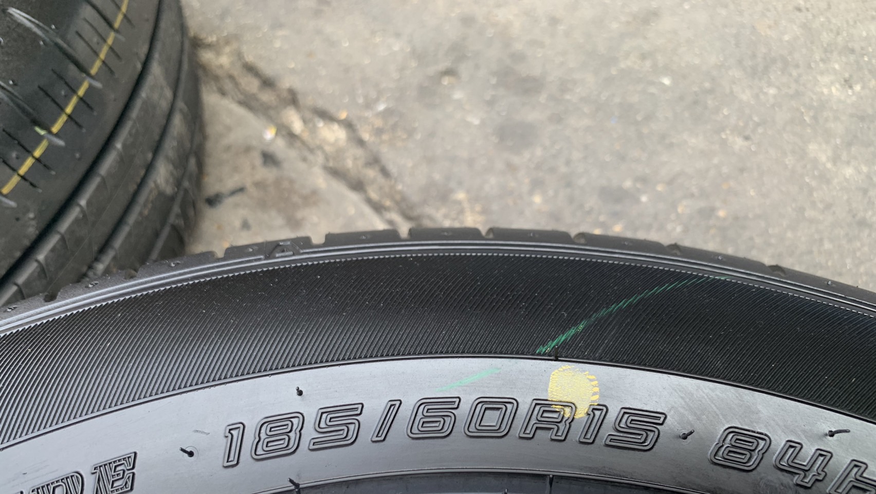 ยางใหม่ป้ายแดง 185-60-15 Dunlop ปลายปี 21 ใหม่ยกห้าง ถอดจากโชว์รูม ยางใหม่ป้ายแดง 185-60-15 Dunlop ปลายปี 21 ใหม่ยกห้าง ถอดจากโชว์รูม