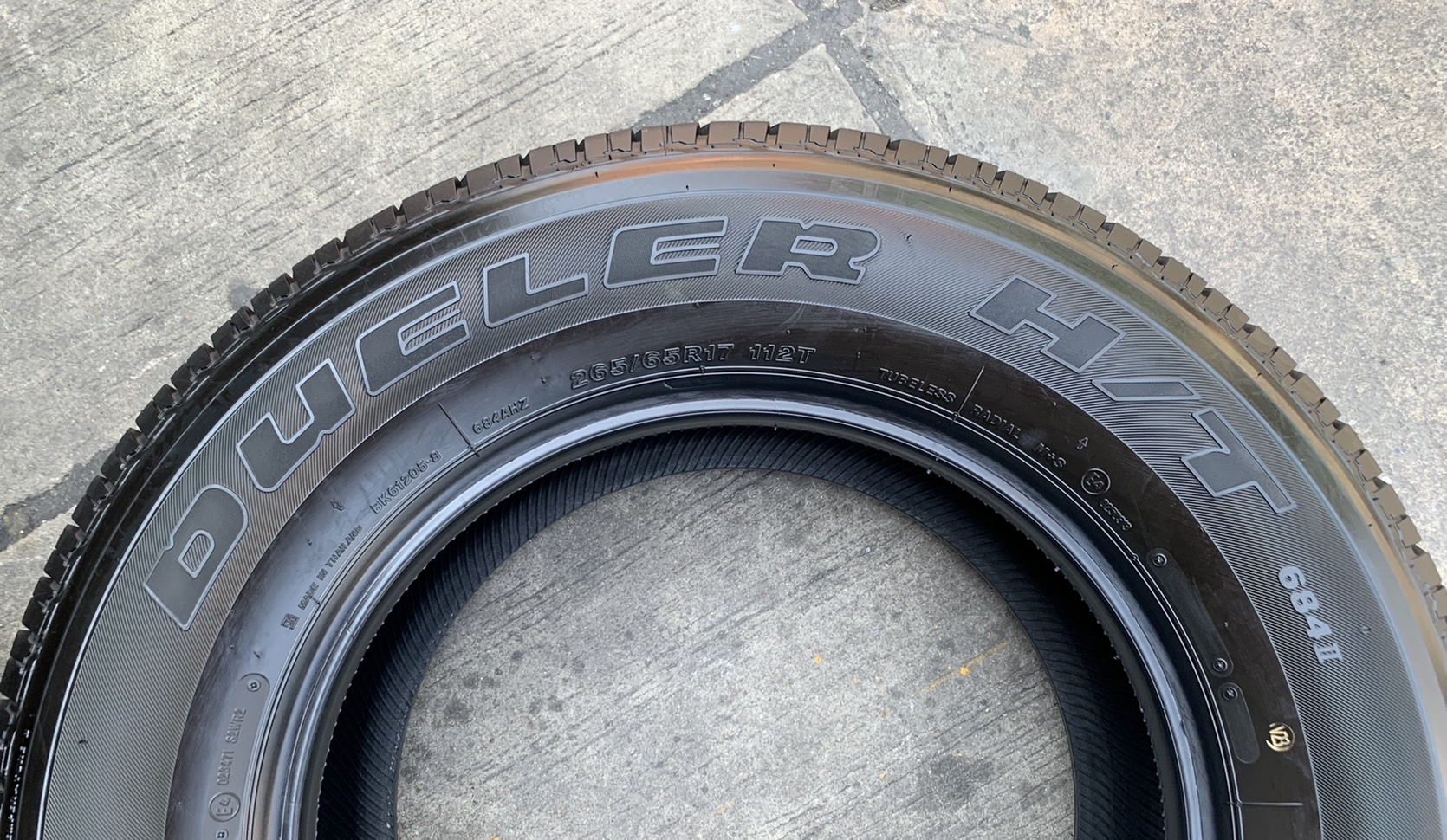 ยางใหม่ป้ายแดง 265-65-17 Bridgestone ปลายปี 21 ใหม่ยกห้าง ถอดจากโชว์รูม ยางใหม่ป้ายแดง 265-65-17 Bridgestone ปลายปี 21 ใหม่ยกห้าง ถอดจากโชว์รูม