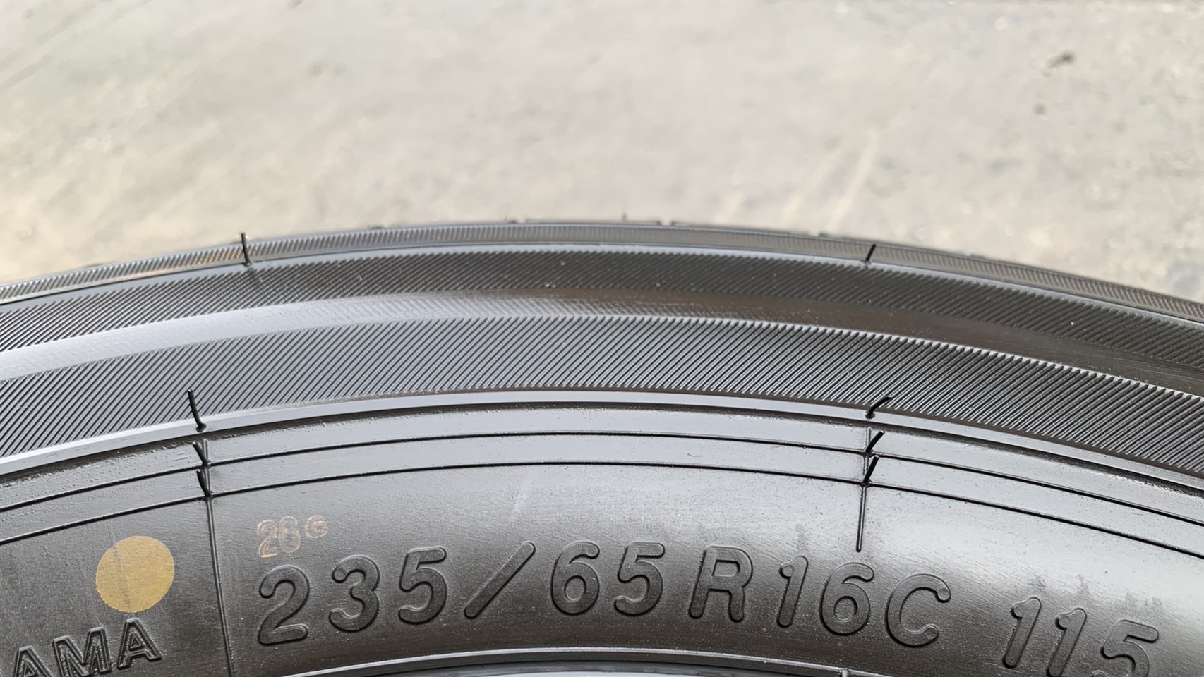 ยางป้ายแดง 235-65-16 Yokohama ปี 21 สวยๆ ยางป้ายแดง 235-65-16 Yokohama ปี 21 สวยๆ