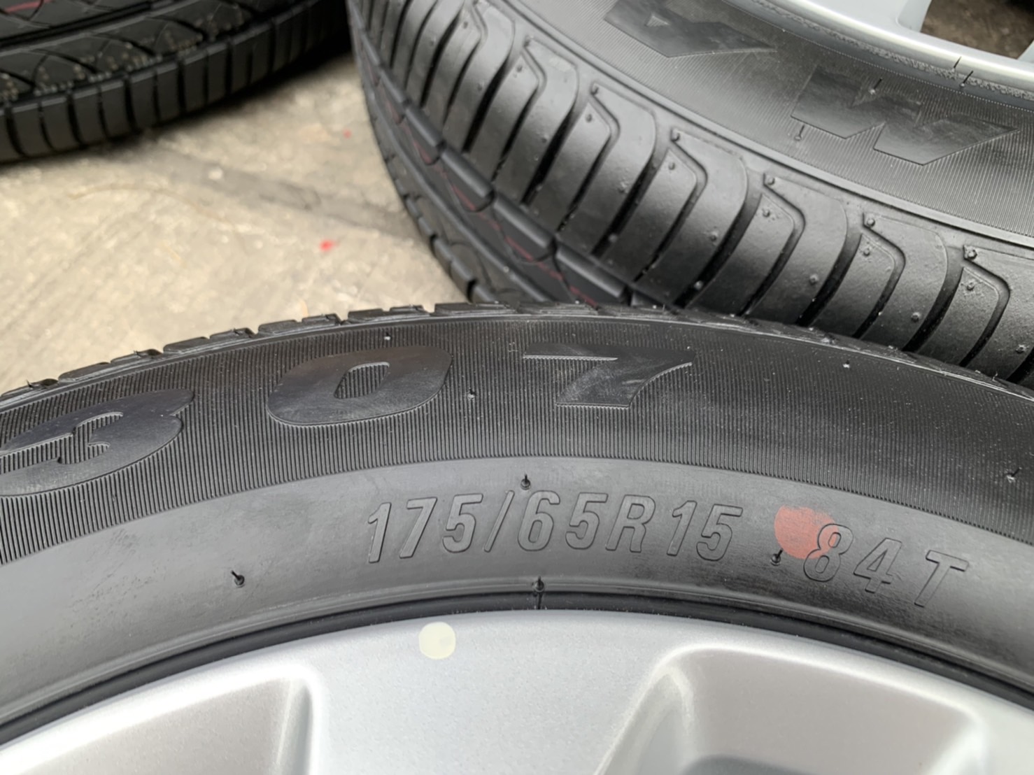 ล้อแม็กป้ายแดง Nissan Almera รุ่นใหม่ล่าสุด ขอบ 15 พร้อมยางป้ายแดง 175-65-15 Maxxis ปี 21 สวยกริ๊บๆ ล้อแม็กป้ายแดง Nissan Almera รุ่นใหม่ล่าสุด ขอบ 15 พร้อมยางป้ายแดง 175-65-15 Maxxis ปี 21 สวยกริ๊บๆ