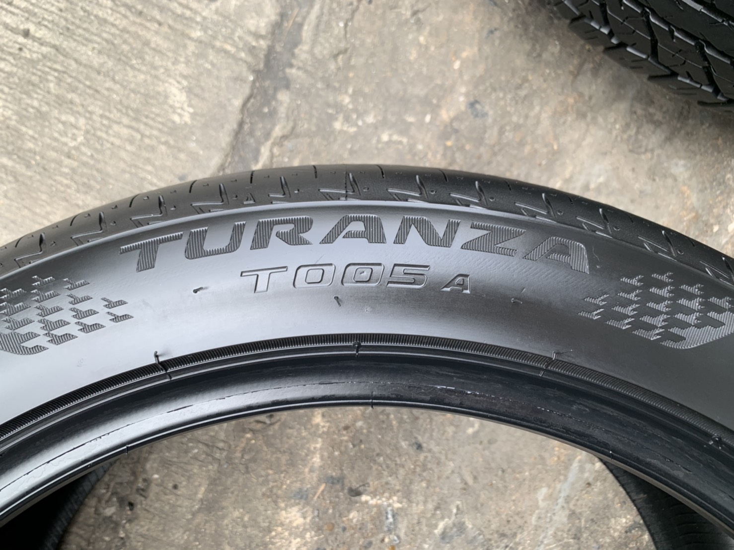 ยางป้ายแดง 235-45-18 Bridgestone สวยกริ๊บๆ ยางป้ายแดง 235-45-18 Bridgestone สวยกริ๊บๆ
