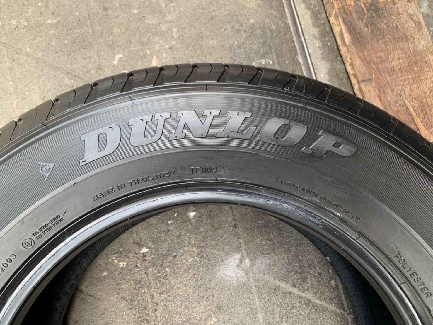 ยางป้ายแดง 215-70-16 Dunlop ปี 21 สวยกริ๊บๆ เหมาะสำหรับ รถกระบะตัวเตี้ย ทุกรุ่น