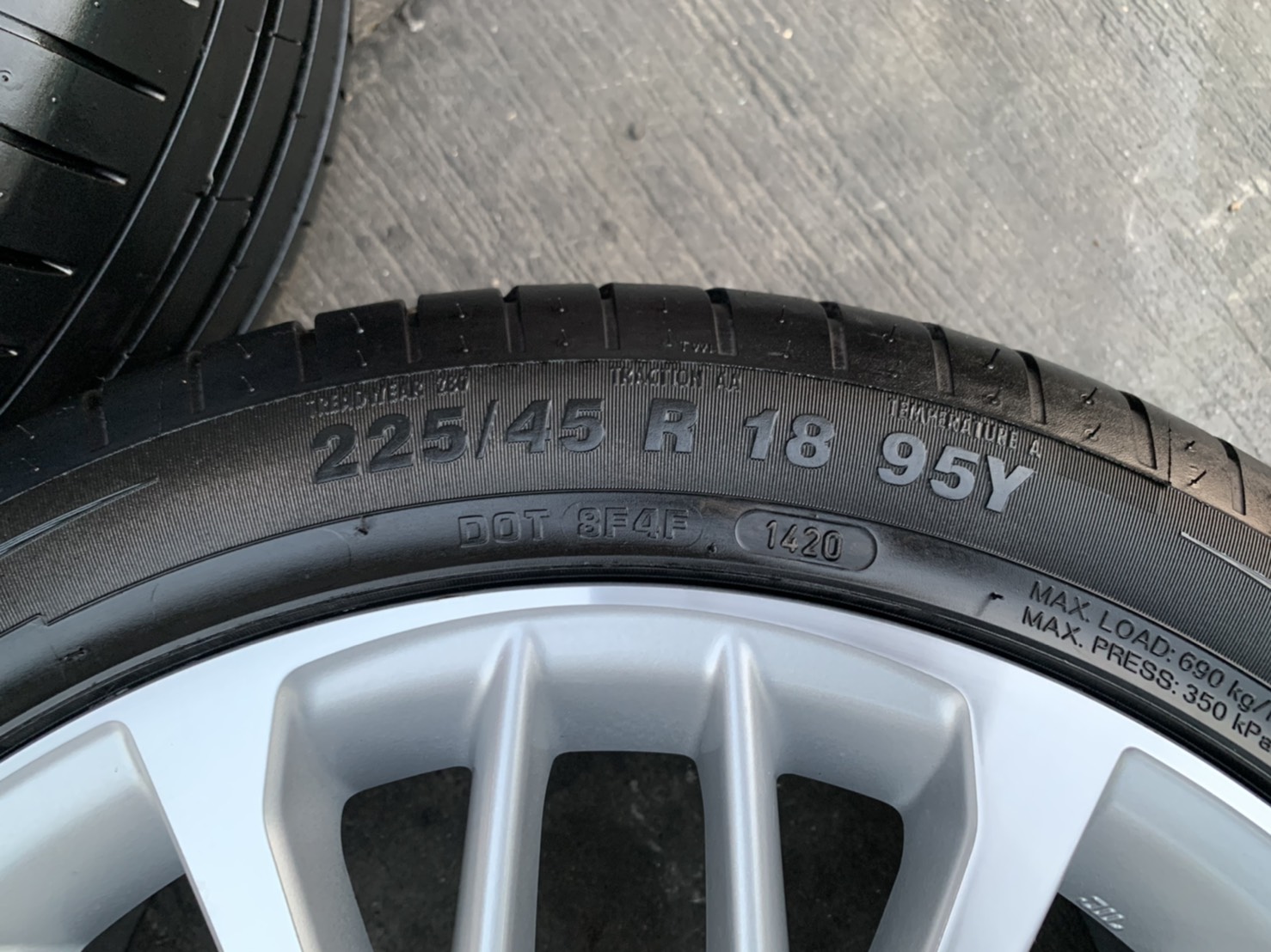 ล้อแม็ก Toyota Camry รุ่นใหม่ล่าสุด ขอบ 18 พร้อมยาง 225-45-18 APOLLO ปี 20 ล้อแม็ก Toyota Camry รุ่นใหม่ล่าสุด ขอบ 18 พร้อมยาง 225-45-18 APOLLO ปี 20