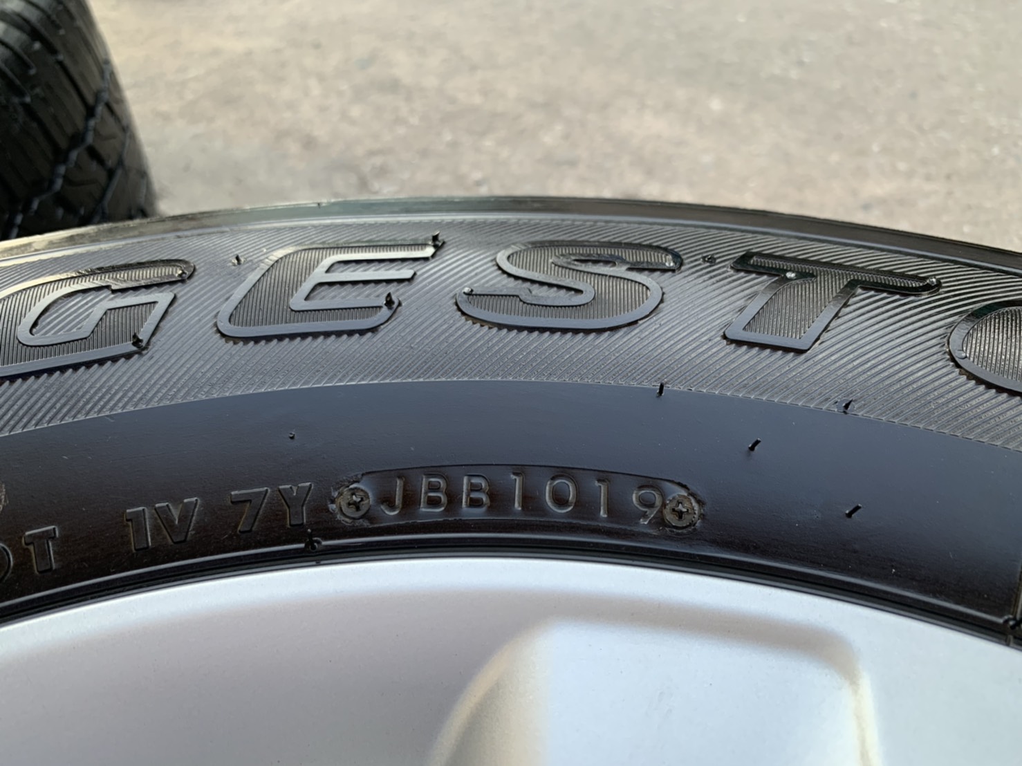 ล้อแม็ก Toyota Revo ขอบ17 พร้อมยาง 265-65-17 Bridgestone ปี 19 สภาพดี ล้อแม็ก Toyota Revo ขอบ17 พร้อมยาง 265-65-17 Bridgestone ปี 19 สภาพดี