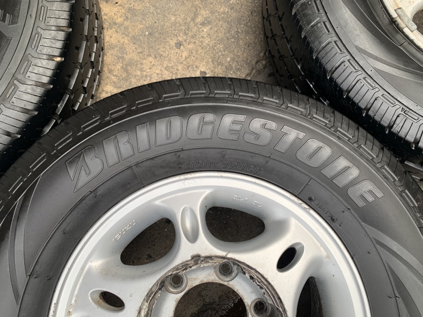 ล้อแม็ก ISUZU ขอบ 14 พร้อมยาง 195R14 Bridgestone ปี 17 ล้อแม็ก ISUZU ขอบ 14 พร้อมยาง 195R14 Bridgestone ปี 17