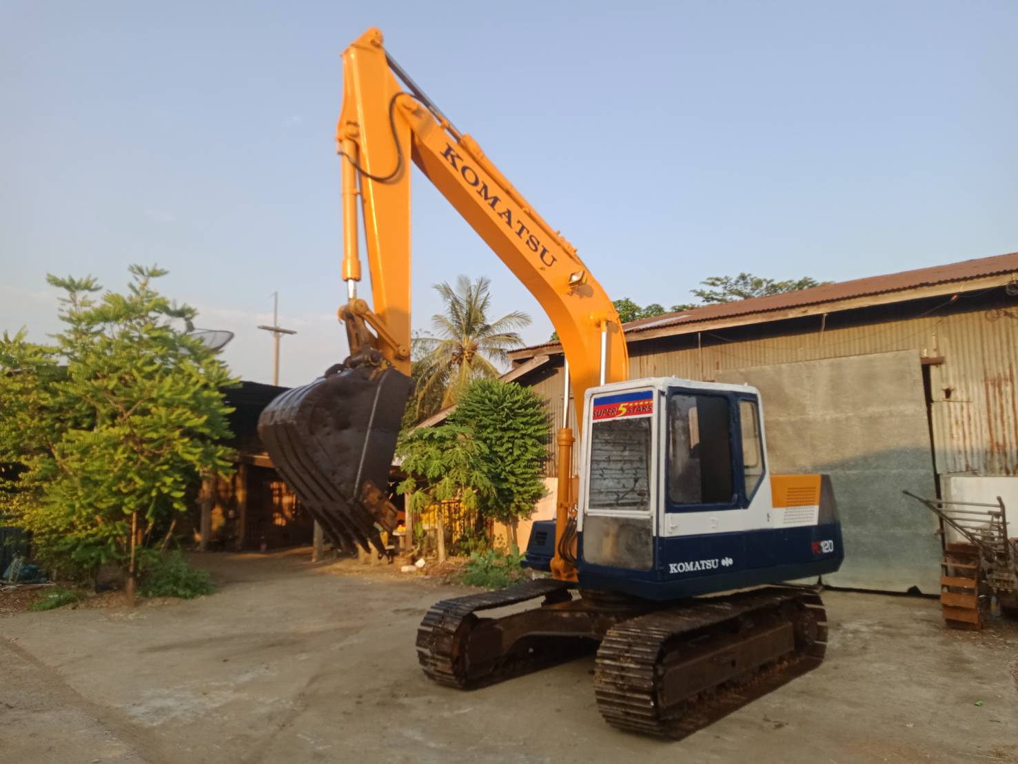 ขายด่วน komatsu แบคโฮ PC100-5 (บูมอาร์มพิเศษ)