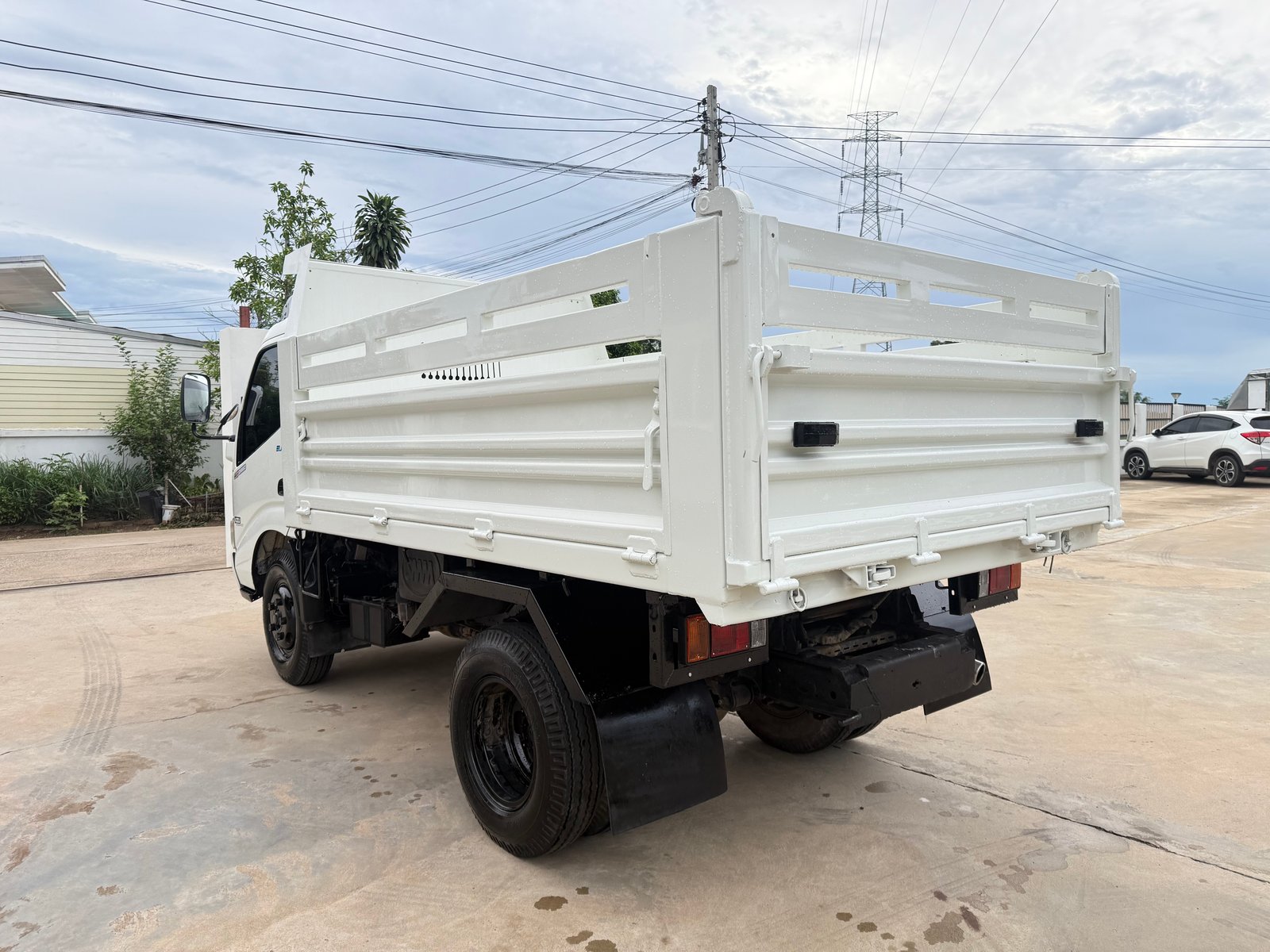 6 ล้อ Hino XZU600R ปี 57 เครื่อง 150 แรง ดั้มสามมิตร 3 คิว รถใช้งานน้อย ภายในสวย เครื่องแน่นๆ รถพร้อ