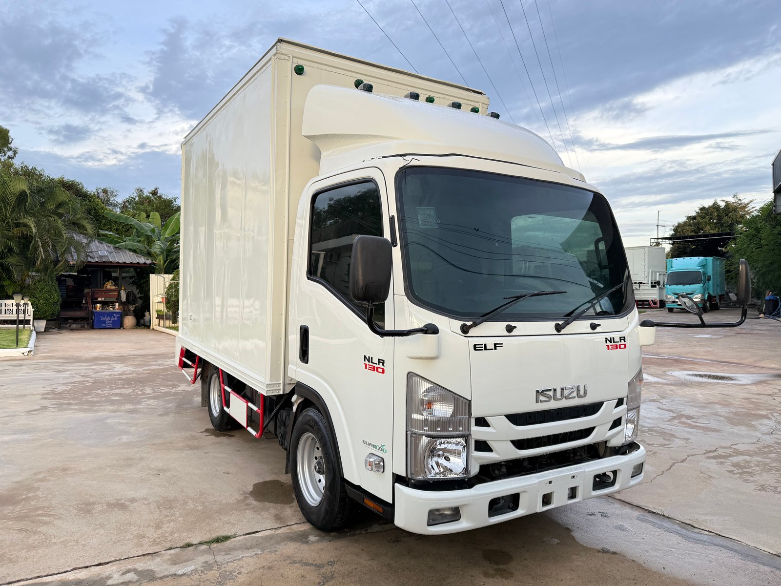 4 ล้อ NLR ปี 59 เครื่อง 130 แรง ป้ายเล็กไม่ติดเวลา ตู้แห้งยาว 3.20 เมตร ภายในเต็ม เครื่องแน่นๆ รถพร้ 4 ล้อ NLR ปี 59 เครื่อง 130 แรง ป้ายเล็กไม่ติดเวลา ตู้แห้งยาว 3.20 เมตร ภายในเต็ม เครื่องแน่นๆ รถพร้