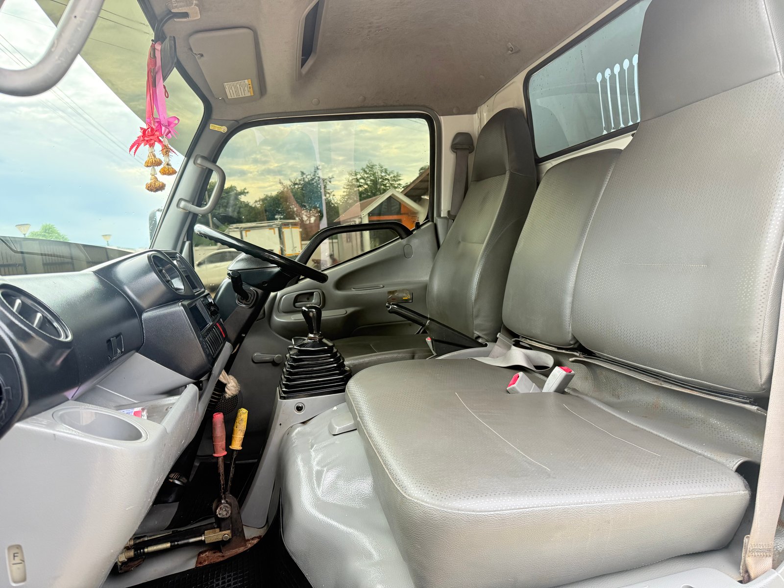 6 ล้อ Hino XZU600R ปี 57 เครื่อง 150 แรง ดั้มสามมิตร 3 คิว รถใช้งานน้อย ภายในสวย เครื่องแน่นๆ รถพร้อ