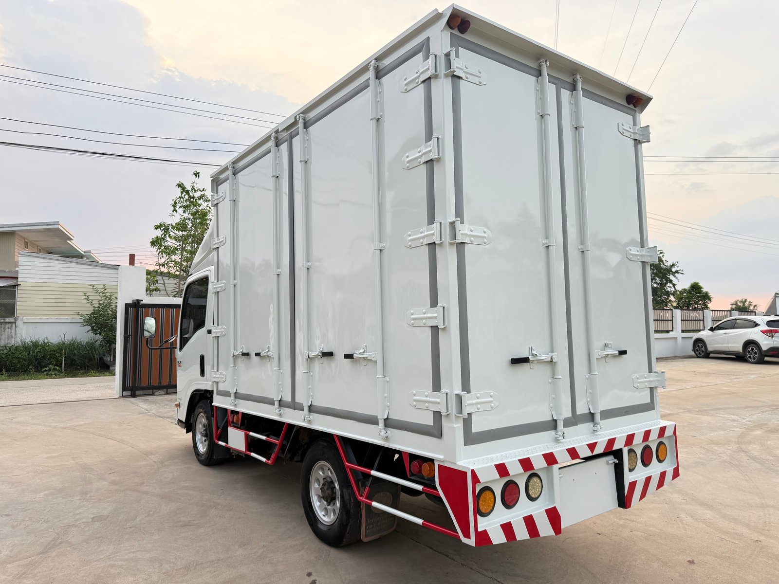 4 ล้อ NLR ปี 65 เครื่อง 130 แรง ป้ายเล็กไม่ติดเวลา ตู้แห้งเปิดรอบคันยาว 3.30 เมตร ภายในเต็ม เครื่องแ