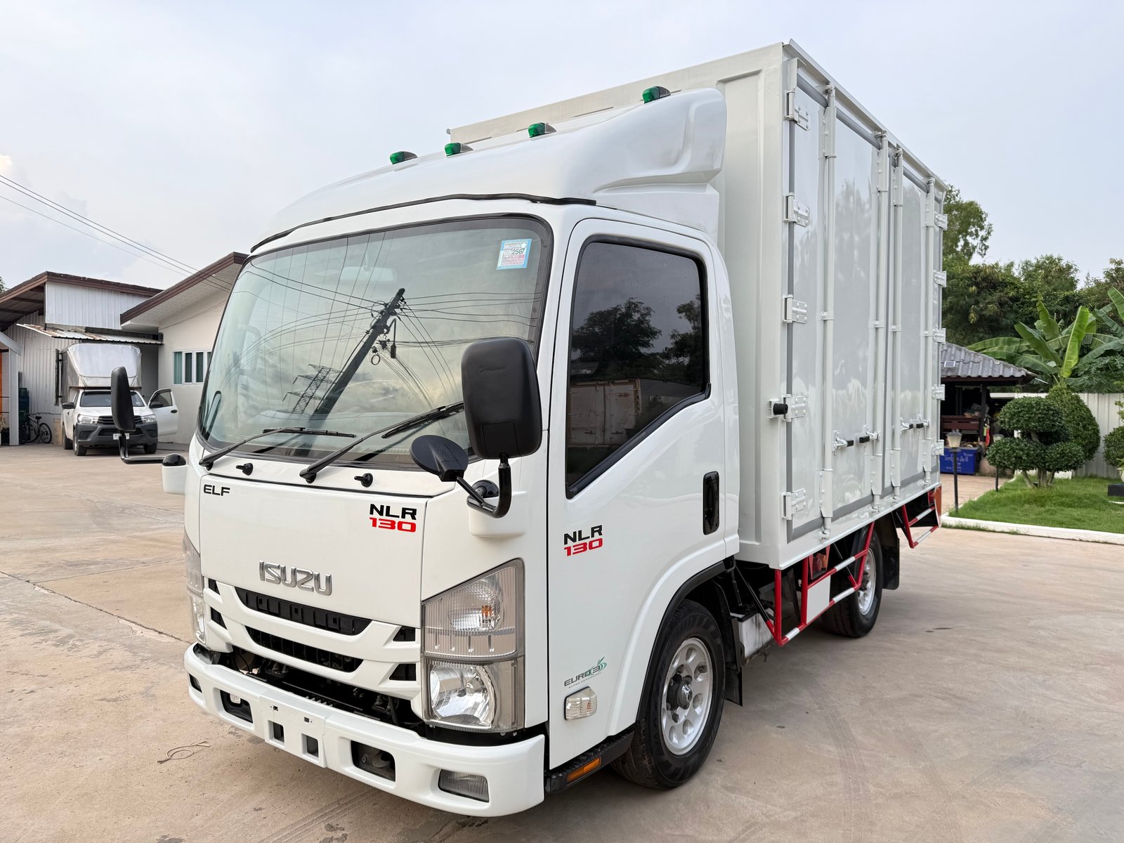 4 ล้อ NLR ปี 65 เครื่อง 130 แรง ป้ายเล็กไม่ติดเวลา ตู้แห้งเปิดรอบคันยาว 3.30 เมตร ภายในเต็ม เครื่องแ