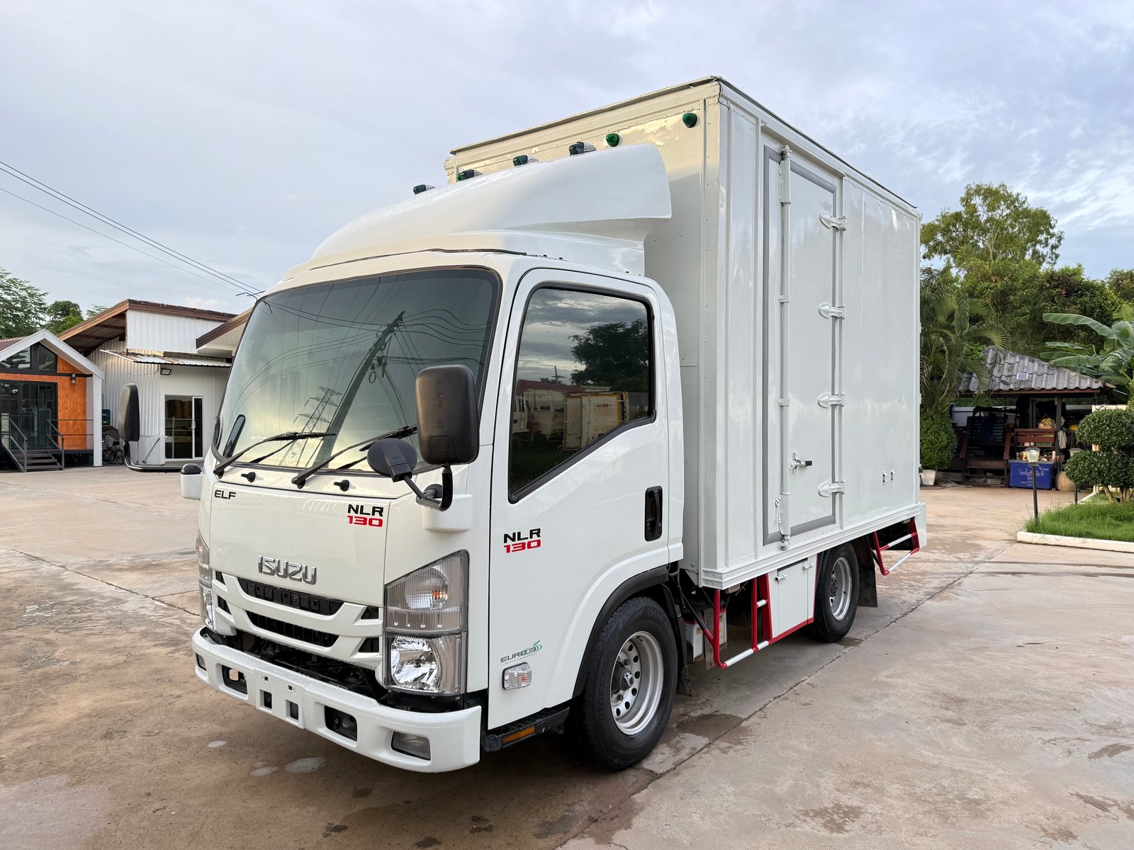 4 ล้อ NLR ปี 59 เครื่อง 130 แรง ป้ายเล็กไม่ติดเวลา ตู้แห้งยาว 3.20 เมตร ภายในเต็ม เครื่องแน่นๆ รถพร้
