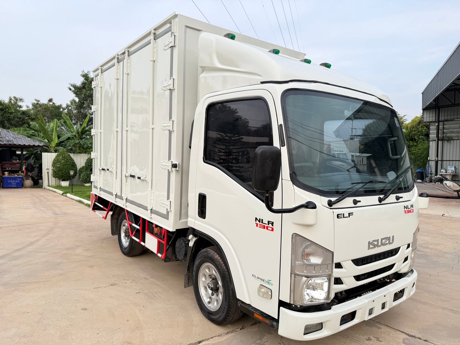 4 ล้อ NLR ปี 65 เครื่อง 130 แรง ป้ายเล็กไม่ติดเวลา ตู้แห้งเปิดรอบคันยาว 3.30 เมตร ภายในเต็ม เครื่องแ