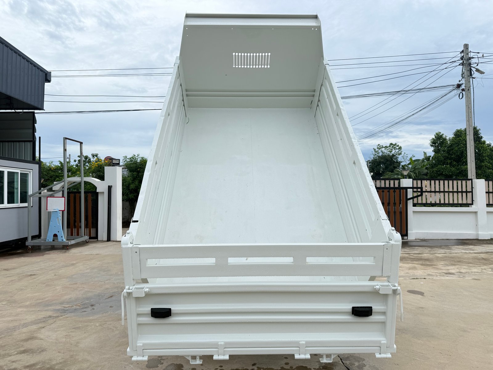 6 ล้อ Hino XZU600R ปี 57 เครื่อง 150 แรง ดั้มสามมิตร 3 คิว รถใช้งานน้อย ภายในสวย เครื่องแน่นๆ รถพร้อ